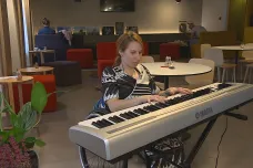 Klavír pro vozíčkářku nevyužívá pedály, reaguje na pohyb hlavy. Speciální zařízení vyvinuli vědci v Brně
