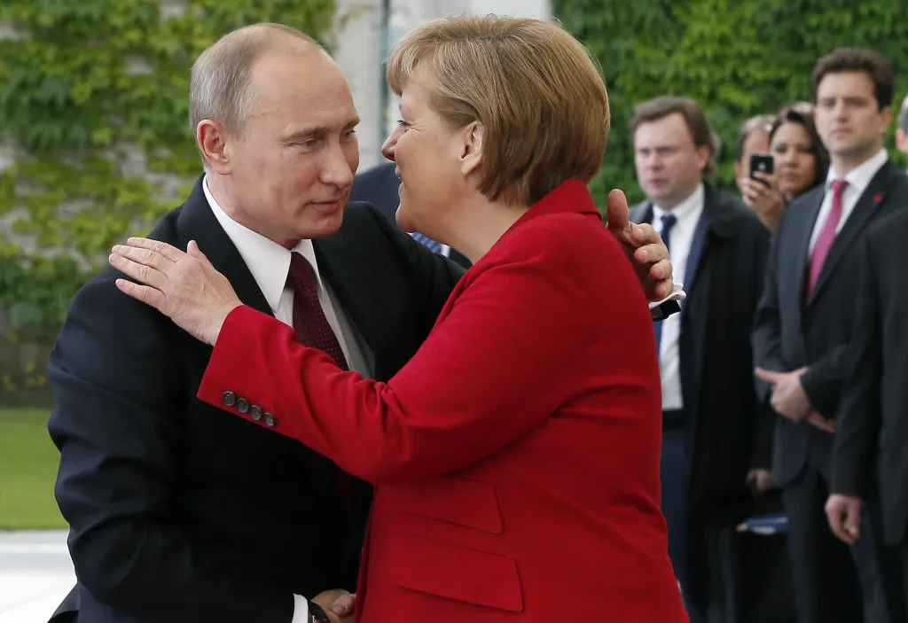 Na archivní fotografii z 1. června 2012 Merkelová vítá prezidenta Ruska Vladimira Putina na schůzce v kancléřství v Berlíně