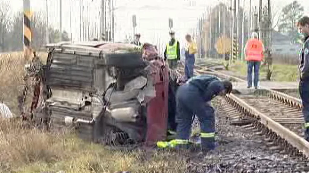 Auto po srážce s rychlíkem