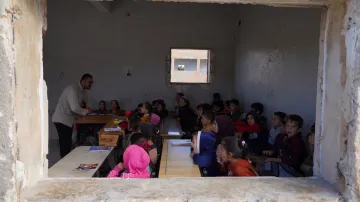 Syrské děti na okraji Idlíbu navštěvují válkou poničenou školu