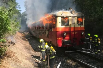 Mezi Jinonicemi a Stodůlkami vzplál za jízdy vlak. Cestující stihli vystoupit