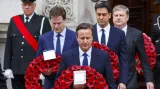 David Cameron, Nick Clegg a Ed Miliband uctili památku padlých ve druhé světové válce