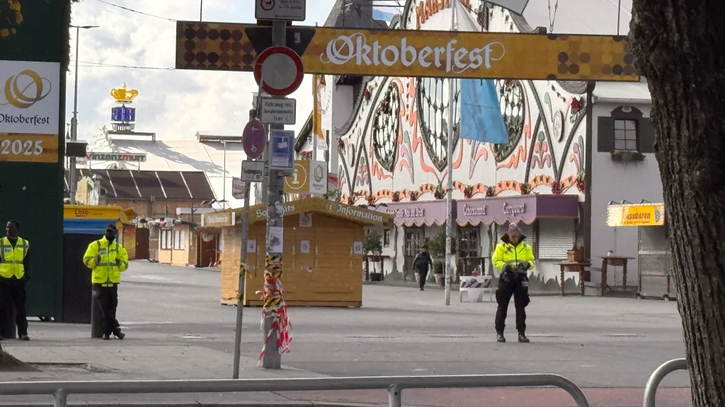 Policisté u brány areálu Oktoberfestu
