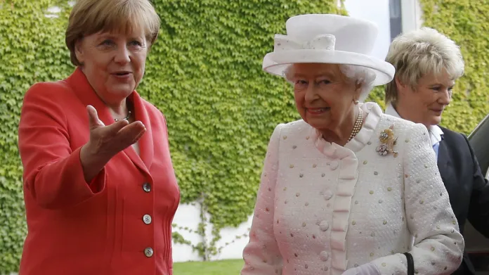 Alžběta si s Angelou Merkelovou pohovořila mezi čtyřma očima