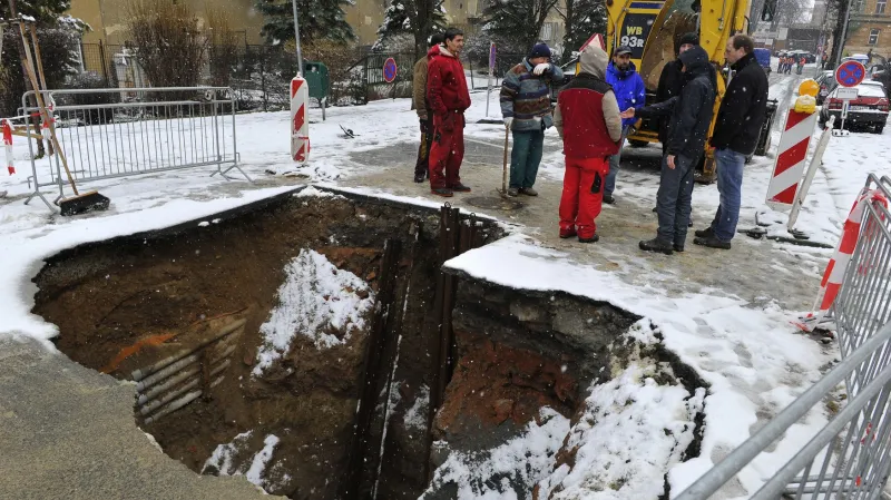 V křižovatce ulic Merhautova a Slepá praskl vodovod