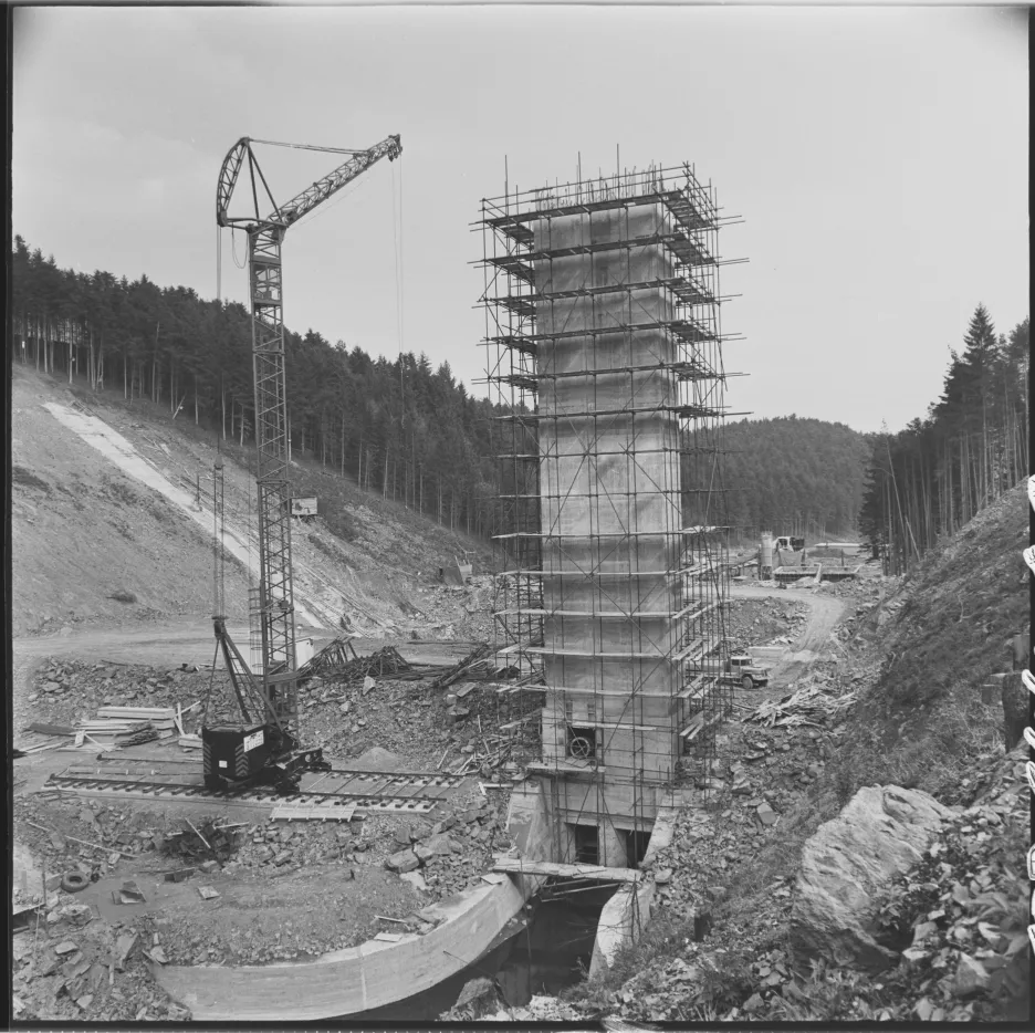 Na stavbě vodní nádrže na Malé Hané u Opatovic na Vyškovsku dokončili dělníci v roce 1972 práce na hlavních objektech celé přehrady, především na odběrné věži vody z vlastní nádrže, vlastní sypané hrázi, skluzu a vývaru vody