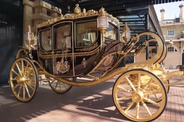 Moderní kočár a kříž od Františka. Korunovace Karla III. místy naruší historické tradice