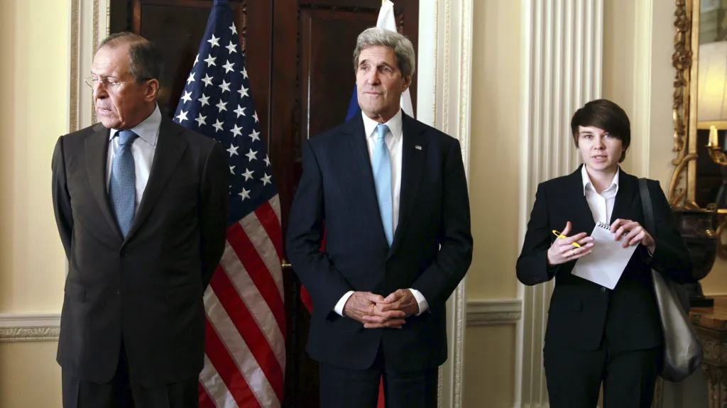 Sergej Lavrov a John Kerry před londýnským jednáním