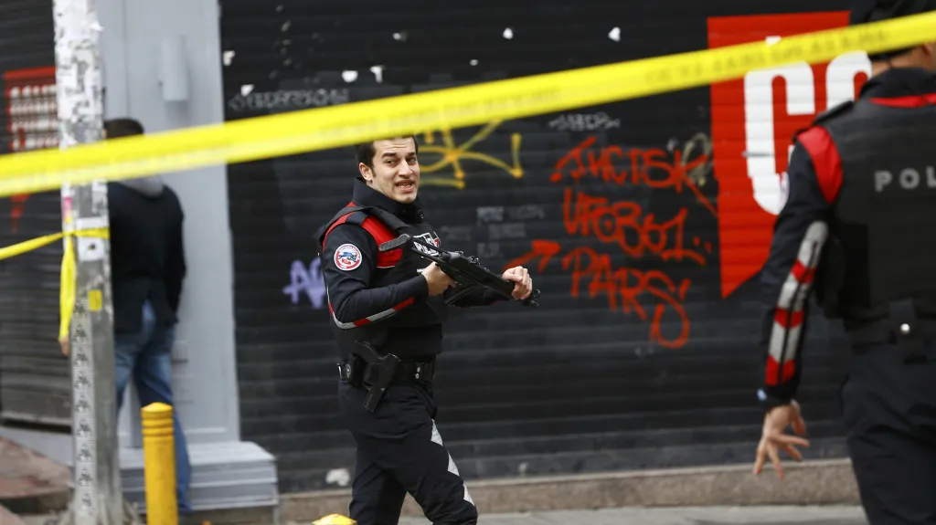 Policie kontroluje oblast po sebevražedném bombovém útoku v centru Istanbulu