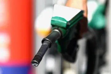 Čerpací stanice v krajích výrazně zlevnily naftu, většinou na vládní maximum