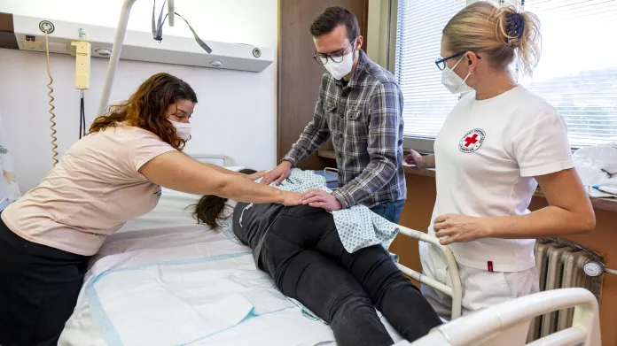 Organizace Červený kříž připravuje dobrovolníky na práci v nemocničních a sociálních zařízeních