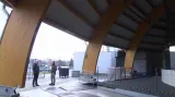 Otevřeným rohem stadionu se prohání vítr