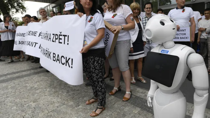 Zaměstnanci CIIRC protestovali 8. června proti odvolání ředitele Vladimíra Maříka