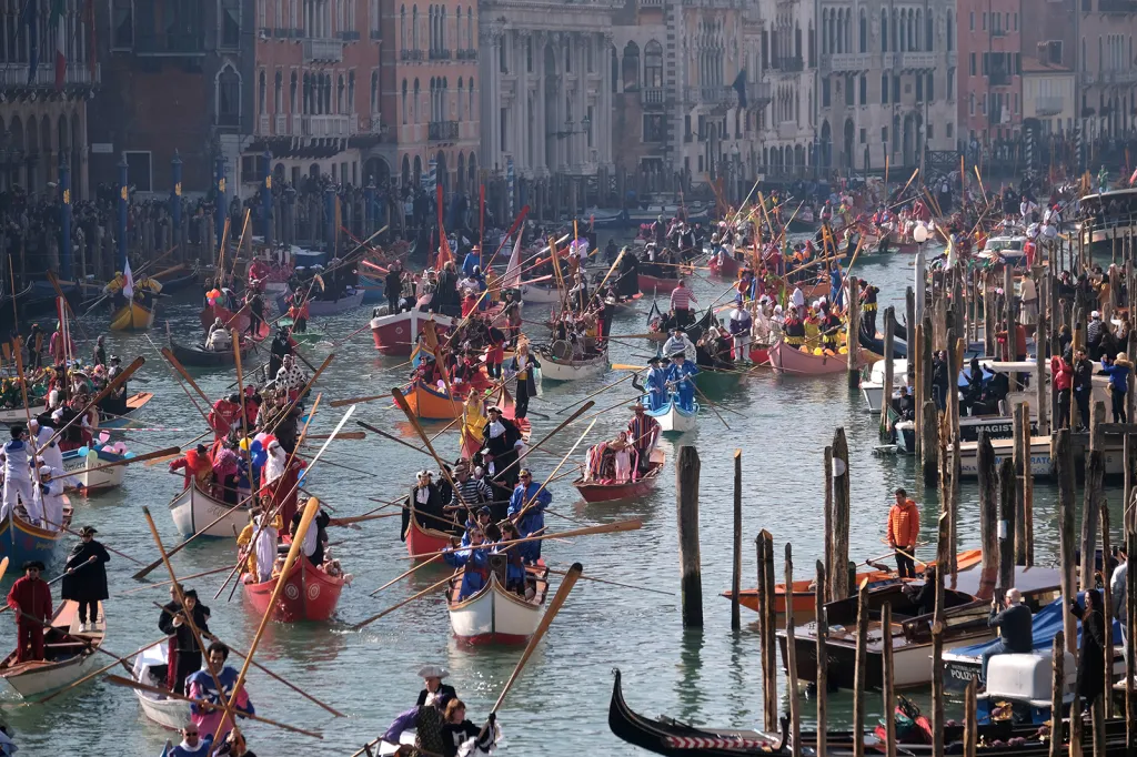 Benátčané na gondolách na vodním kanále Rio di Cannaregio během letošního karnevalu