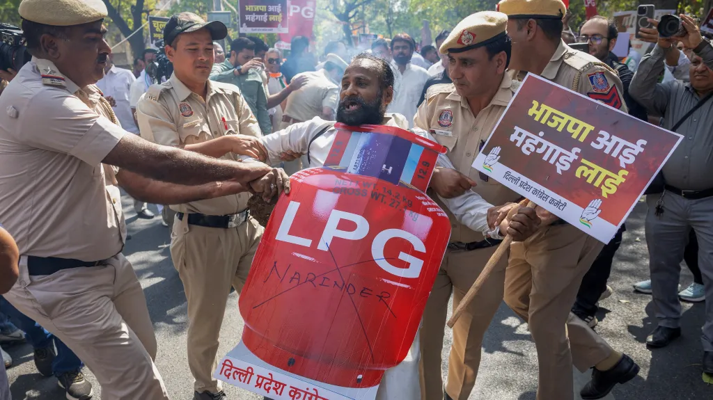 Protest proti narušení dodávek a zdražování LPG v Indii (13. března 2026)