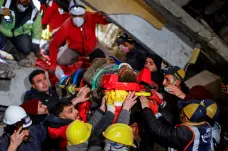 Čeští záchranáři v Turecku stále nacházejí přeživší. Obětí zemětřesení je už přes 23 tisíc