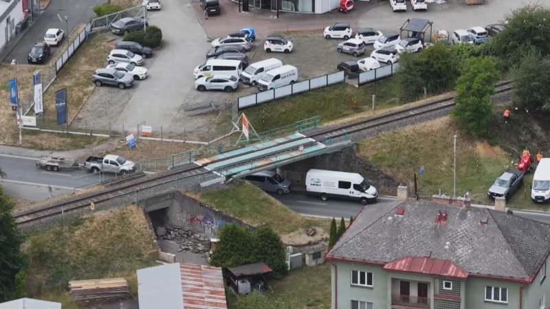 Klatovskou „gilotinu“ nahradí vyšší a širší železniční most