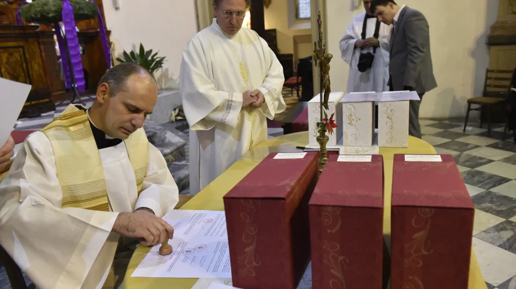 Zapečetěné schránky se spisy Jana Buly a Václava Drboly připravené na cestu do Vatikánu
