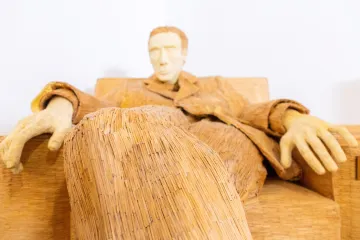 Chorvat tvoří sochy ze zápalek