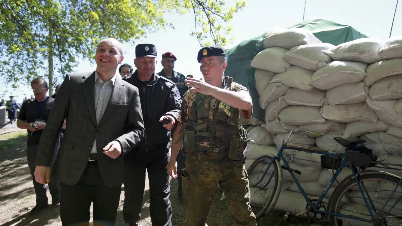 Šéf Rady národní bezpečnosti a obrany Andrij Parubij při návštěvě kontrolního stanoviště ve městě Pavlohrad v Dněpropetrovské oblasti (duben 2014)