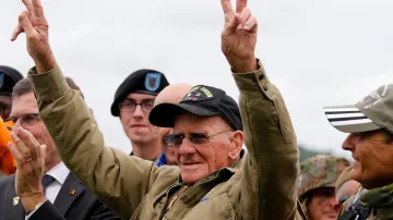 Americký veterán z druhé světové války parašutista Tom Rice, který sloužil u 101. airbone, je těsně po seskoku s padákem v Carentan v Normandii