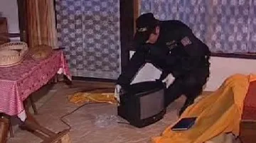 Policista zajišťuje stopy po krádeži