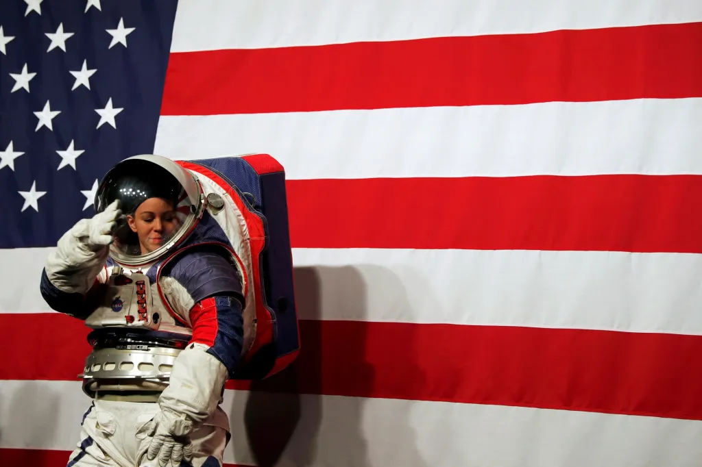 Inženýrka v NASA Kristine Davisová zkouší prototyp nového vesmírného obleku xEMU, který se použije během letu na Měsíc v roce 2024