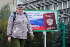 Moskva tlačí Ukrajince na okupovaných územích k výměně pasu. S ruským dostanou výplatu, hrozí jim ale povolání do armády