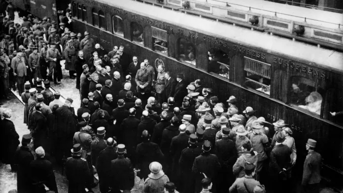 Davy lidí vítají 20. prosince 1918 na nádraží v Dolním Dvořišti vlak s Tomášem Garriguem Masarykem