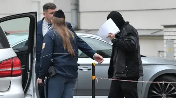 Podezřelý z krádeže lebky svaté Zdislavy odchází se svým obhájcem od soudu