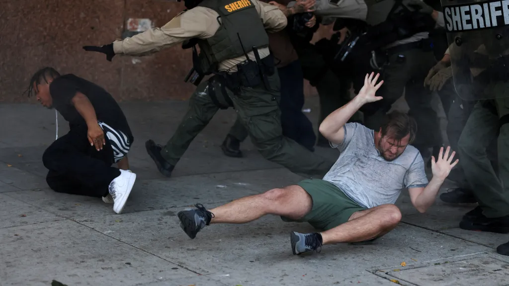 Události: Protesty v Los Angeles pokračují