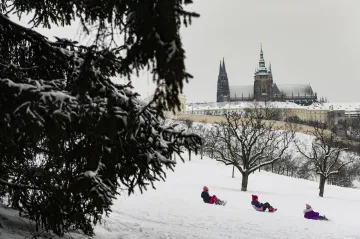 Lidé bobovali na Petříně, strážníci je bez pokuty vykázali. Hřib chce změnit vyhlášku