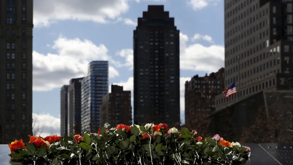 Květiny u památníku 11. září v New Yorku
