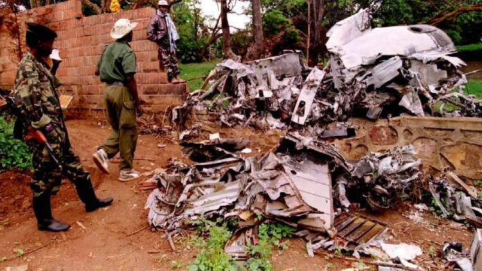 Vojáci Rwandské vlastenecké fronty zkoumají trosky sestřeleného letadla, ve kterém cestovali prezidenti Rwandy a Burundi