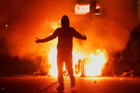 Severním Irskem se šíří vlna násilí vůči migrantům
