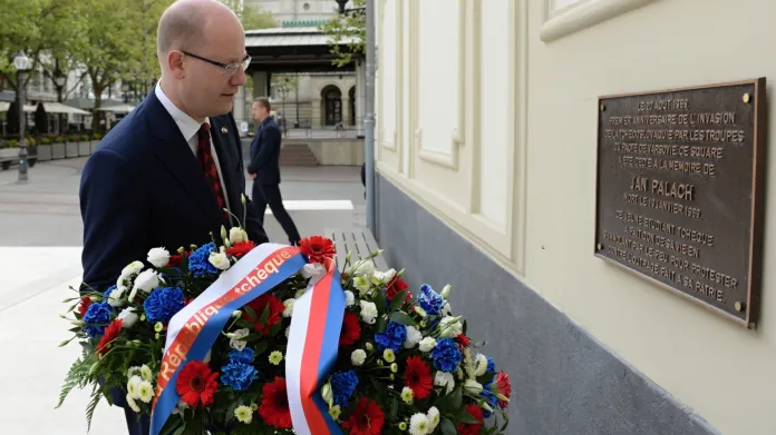 V centru Lucemburku také premiér položil věnec k pamětní desce Jana Palacha