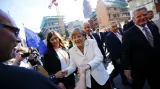 Angela Merkelová se ve Frankfurtu zdraví s účastníky oslav sjednocení