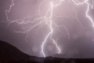 Vědci poprvé dokázali odklonit blesky. Díky laserovým výbojům
