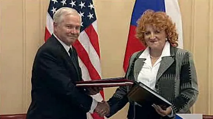 Ministři obrany USA a ČR Robert Gates a Vlasta Parkanová po podpisu smlouvy SOFA