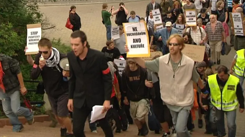 Demonstrace proti stavbě