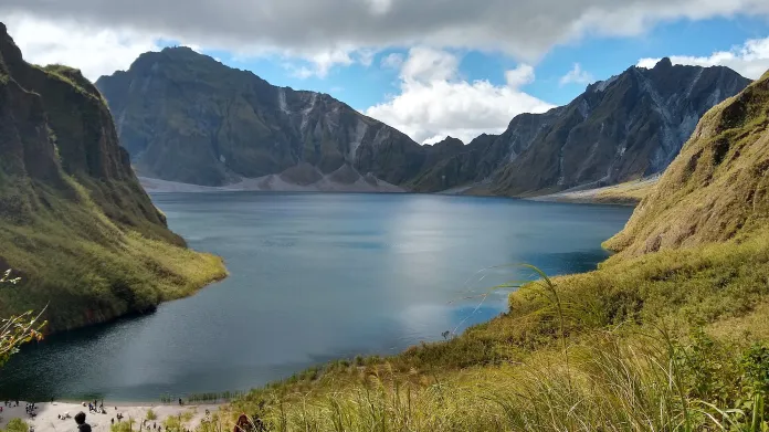 Jezero v kráteru sopky Pinatubo