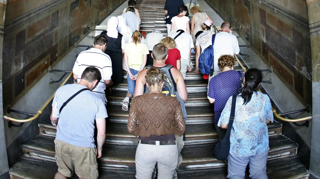 Poutníci na zakrytých Svatých schodech v roce 2007