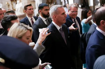 Americká Sněmovna reprezentantů schválila zákon, který pozastavuje dluhový strop. Biden to uvítal