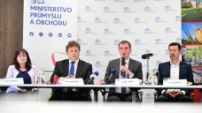 Zleva senátorka za Třebíčsko Hana Žáková (za STAN), generální ředitel společnosti Elektrárna Dukovany II Petr Závodský, ministr průmyslu a obchodu Lukáš Vlček (STAN) a starosta Třebíče Pavel Pacal (Pro Třebíč)