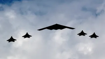 Ilustrační foto – americký bombardér B-2 doprovázený stíhačkami