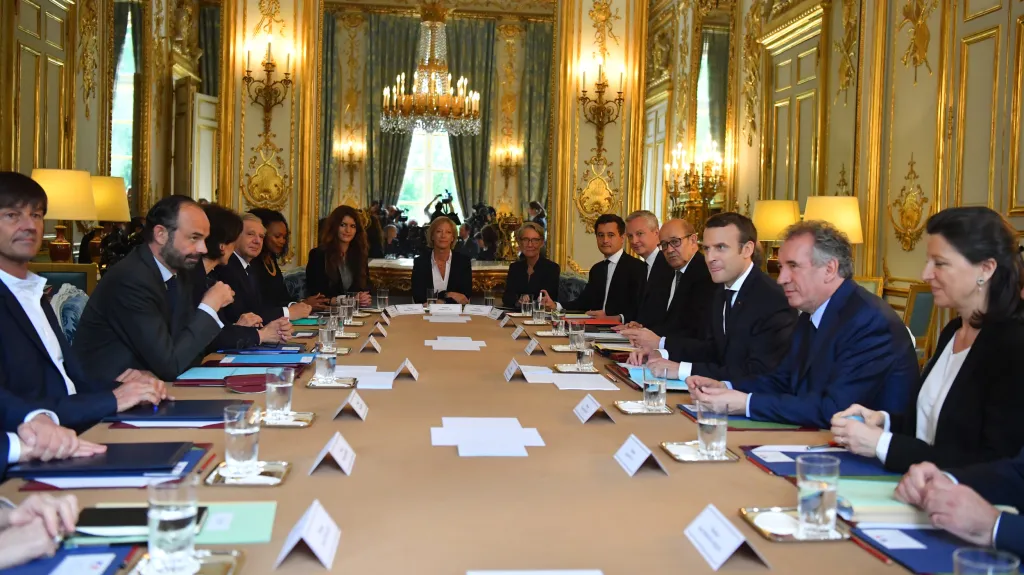 První zasedání francouzské vlády
