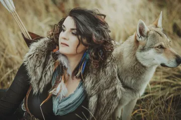 Radůza trampuje na Divokém západě. Společnost jí dělá Muž s bílým psem