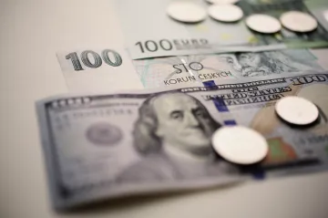 Americký Fed snižuje základní úrokovou sazbu, v Česku se spustí Úvěr COVID