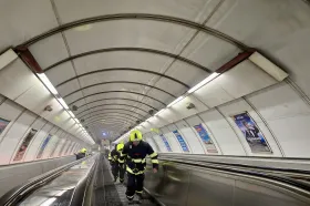 Metro na Staroměstské zůstane po požáru uzavřené přibližně měsíc