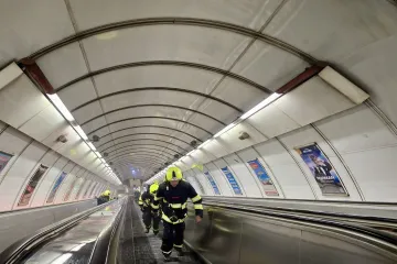 Metro na Staroměstské zůstane po požáru uzavřené přibližně měsíc